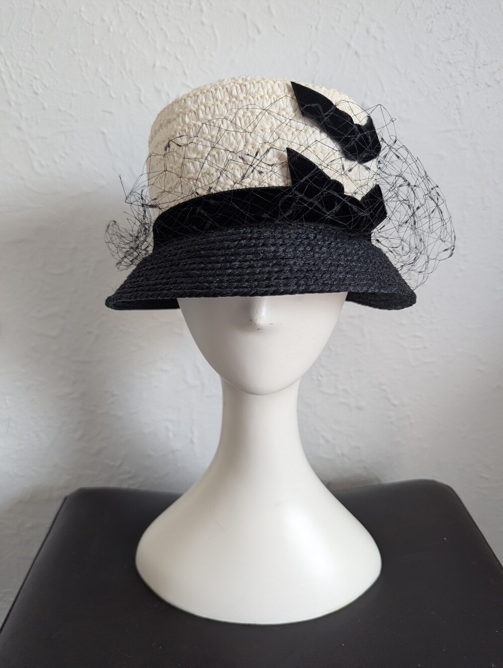 Rare! Vintage 1950s B&W Woven Derby Cloche Doll Hat Velvet Ribbon Birdcage Veil
